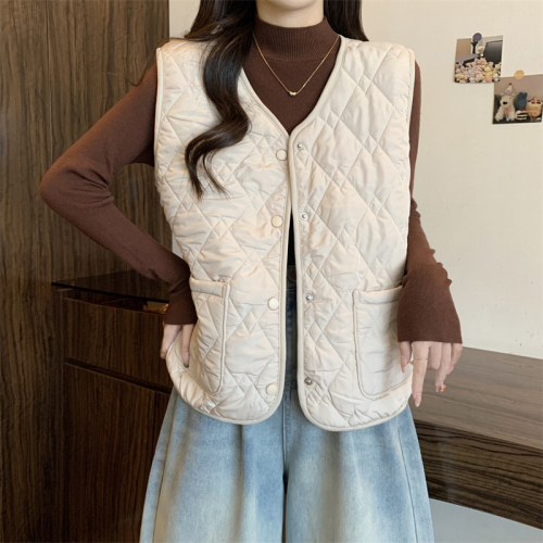 Actual shot of autumn cotton, wool and velvet light and warm vest, versatile top + solid color half turtleneck base