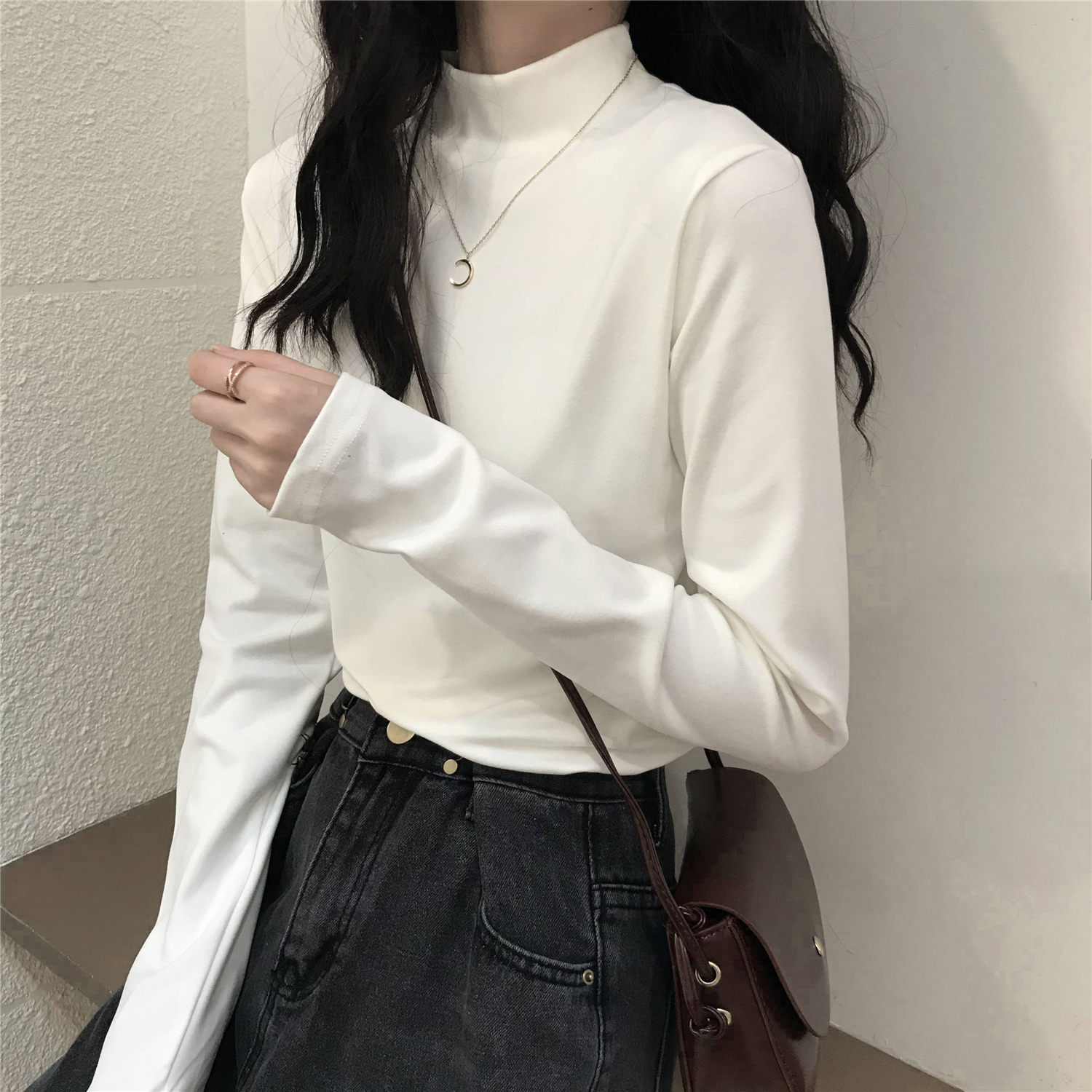 Real shot of a half-turtle collar bottoming shirt for women in autumn European style with a white long-sleeved T-shirt underneath.