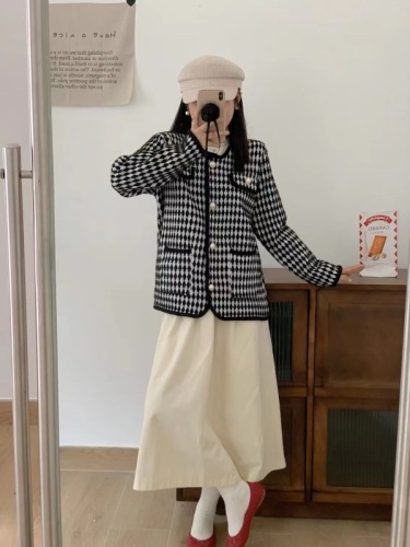 Loose version of French socialite black and white checkered small fragrant style short coat for women 2024 spring and autumn new knitted cardigan top