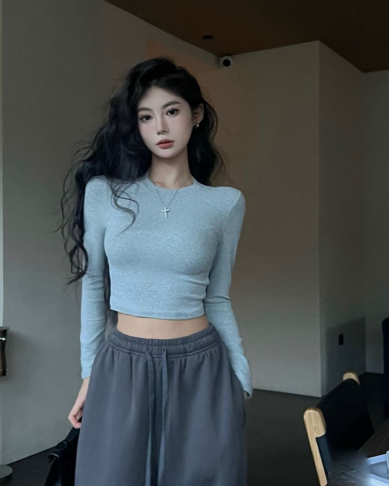 Real shot of autumn hot girl style, slim, high elastic, tight-fitting, short brushed long-sleeved T-shirt, worn outside and with a base layer underneath