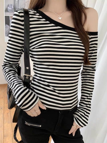 Pure Desire Black and White Striped Off-Shoulder Long-Sleeved T-Shirt for Women in Early Autumn Hot Girls Sexy Slim Short Sweet Spicy Off-the-Shoulder Top