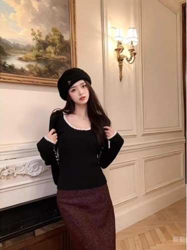 Fan Zhiqiao's large round neck, retro temperament, contrasting color slim fit bottoming top with a winter design and a knitted pullover sweater underneath