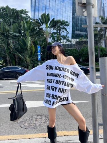 Off-shoulder letter printed long-sleeved T-shirt with one-shoulder loose top and thin sweatshirt with design