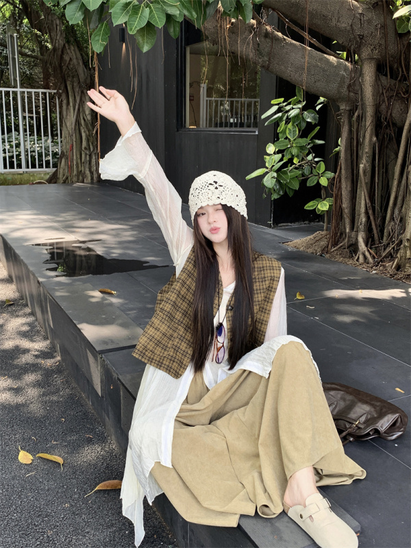 Irregularly stacked pleated shirt skirt + plaid vest jacket + wide-leg pants!