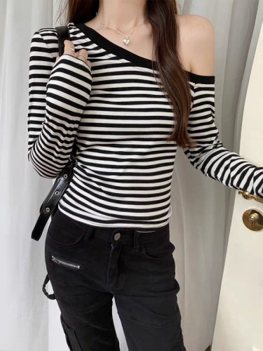 Pure Desire Black and White Striped Off-Shoulder Long-Sleeved T-Shirt for Women in Early Autumn Hot Girls Sexy Slim Short Sweet Spicy Off-the-Shoulder Top