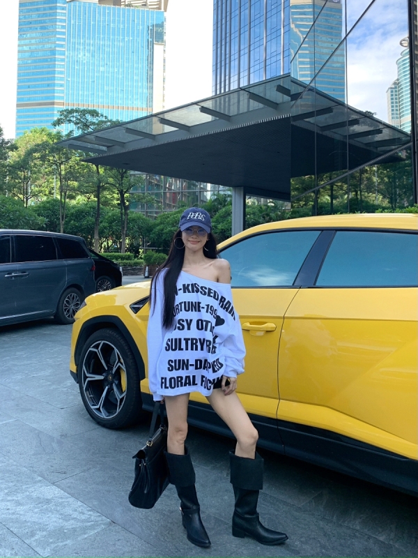Off-shoulder letter printed long-sleeved T-shirt with one-shoulder loose top and thin sweatshirt with design