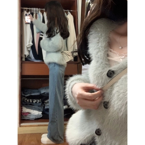 Soft, lazy, gentle style sweater for women, autumn and winter high-end plush cardigan jacket, single-breasted V-neck long-sleeved top