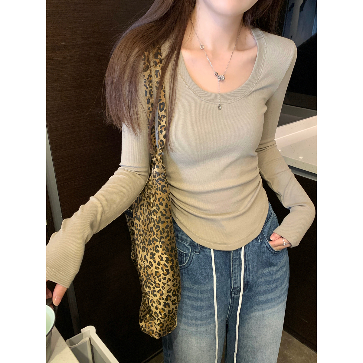 Actual shot of autumn and winter Korean style slimming temperament u-neck pleated design right shoulder slimming long-sleeved inner T-shirt top