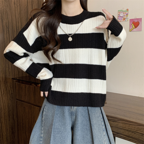 Actual shot of new Korean style loose round neck contrast color sweater and sweater