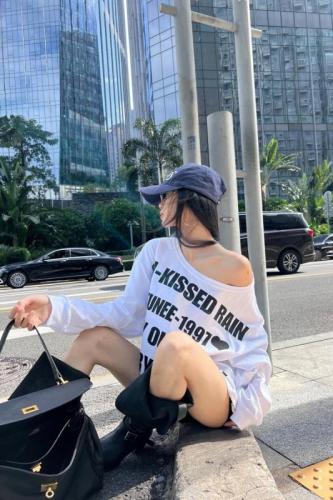 Off-shoulder letter printed long-sleeved T-shirt with one-shoulder loose top and thin sweatshirt with design