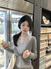 Sweet contrasting color halter neck design fake two-piece sweater top