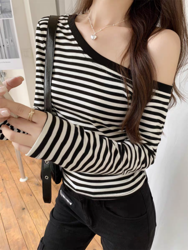 Pure Desire Black and White Striped Off-Shoulder Long-Sleeved T-Shirt for Women in Early Autumn Hot Girls Sexy Slim Short Sweet Spicy Off-the-Shoulder Top