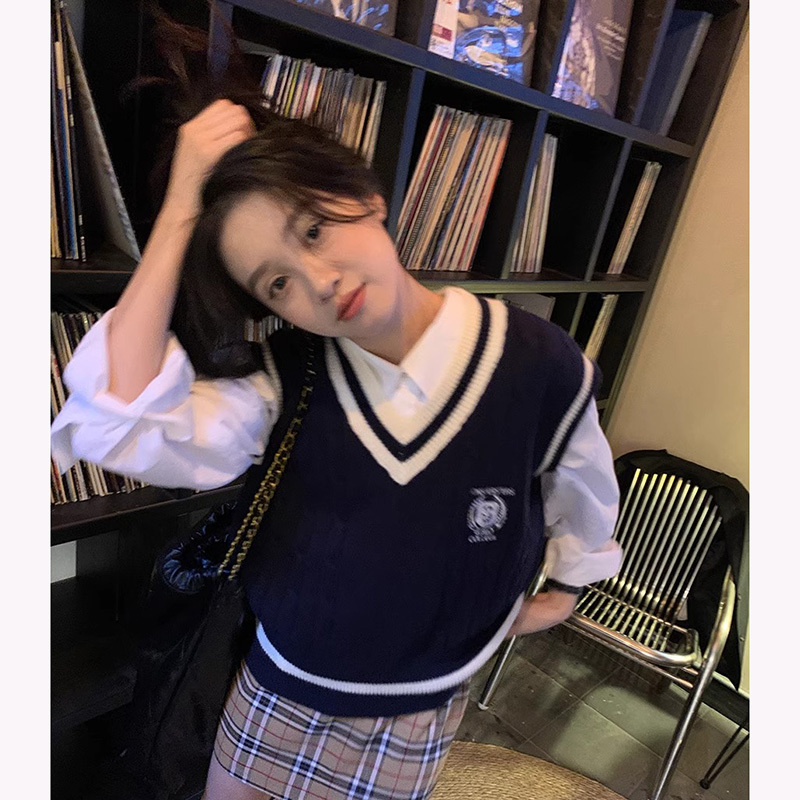 V-neck knitted sweater vest 2024 new shirt with layered college style vest for women