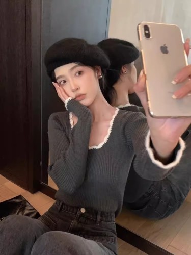 Fan Zhiqiao's large round neck, retro temperament, contrasting color slim fit bottoming top with a winter design and a knitted pullover sweater underneath