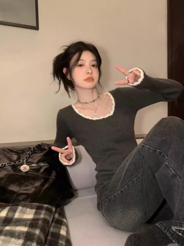 Fan Zhiqiao's large round neck, retro temperament, contrasting color slim fit bottoming top with a winter design and a knitted pullover sweater underneath