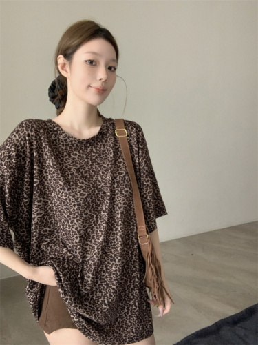 Actual shot of T-shirt for women in early autumn new loose large version with leopard print slimming inner wear mid-length top