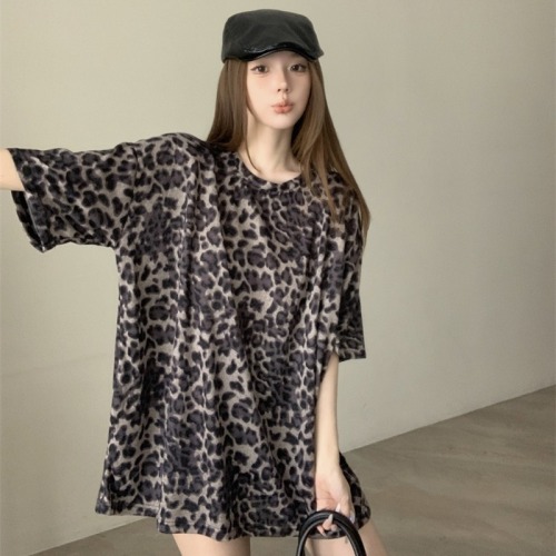 Actual shot of T-shirt for women in early autumn new loose large version with leopard print slimming inner wear mid-length top