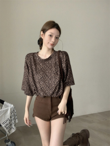 Actual shot of T-shirt for women in early autumn new loose large version with leopard print slimming inner wear mid-length top