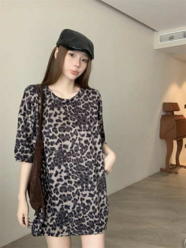 Actual shot of T-shirt for women in early autumn new loose large version with leopard print slimming inner wear mid-length top