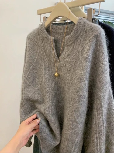 High-end gray v-neck twist raccoon velvet pullover sweater for women in autumn and winter, lazy thickened inner sweater top