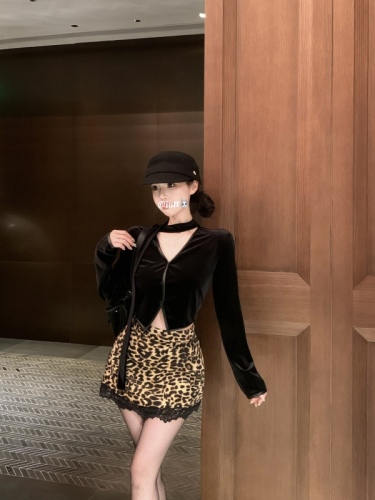 Real shot of retro sexy pure lust black velvet V-neck ribbon top high-end leopard print skirt two-piece set