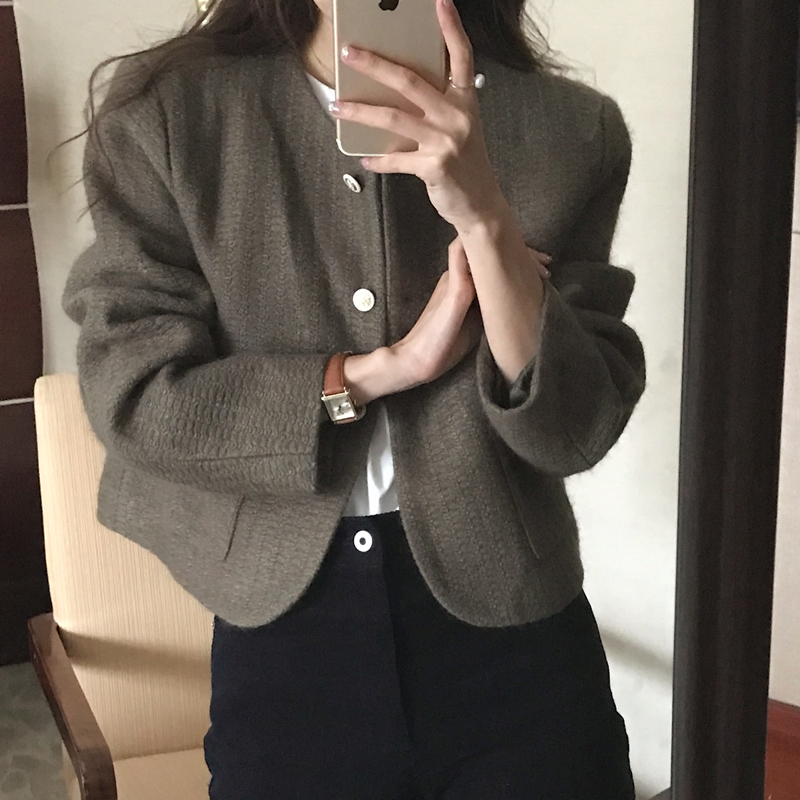 Real shot of French retro style, round neck, single-breasted suit, woolen woolen short jacket with a small fragrance style.