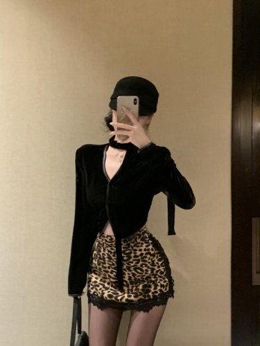 Real shot of retro sexy pure lust black velvet V-neck ribbon top high-end leopard print skirt two-piece set