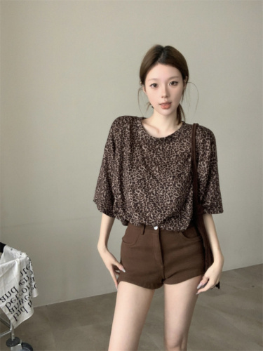 Actual shot of T-shirt for women in early autumn new loose large version with leopard print slimming inner wear mid-length top