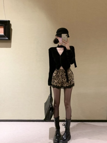 Real shot of retro sexy pure lust black velvet V-neck ribbon top high-end leopard print skirt two-piece set