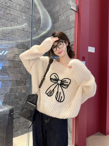 Actual shot ~ Korean style bow embroidered loose and versatile front and back two-wear long-sleeved sweater