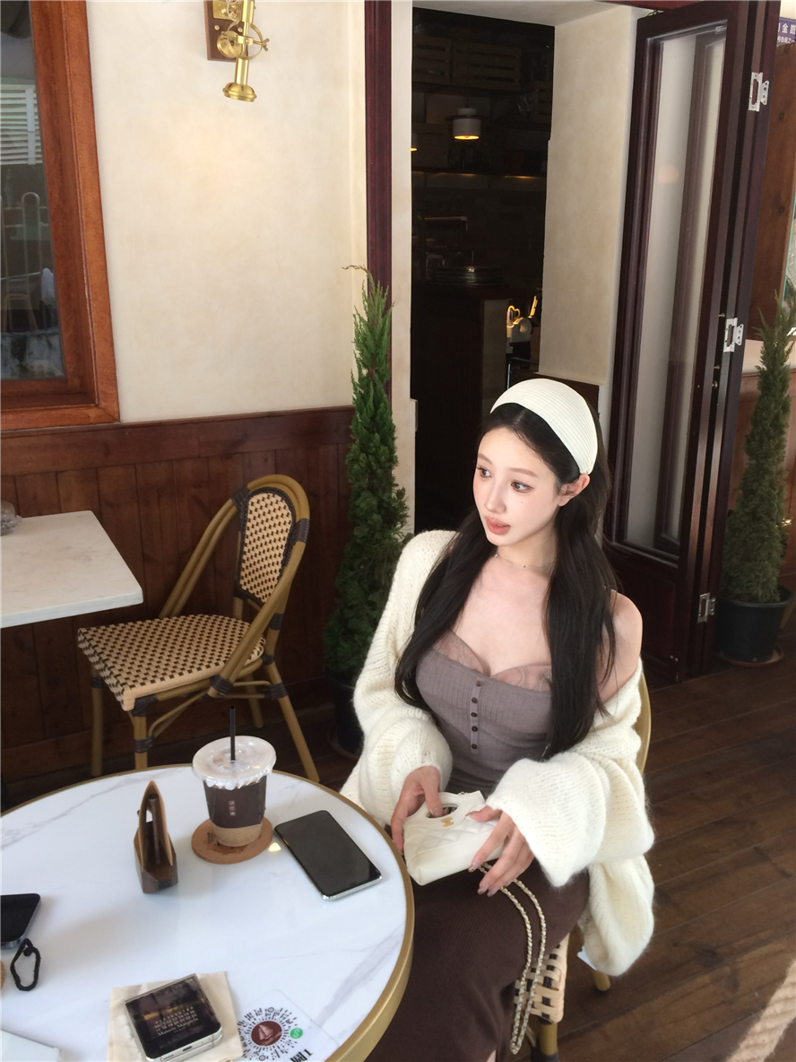 Real shot of lace wool bra straps, crotch-covering skirt suit