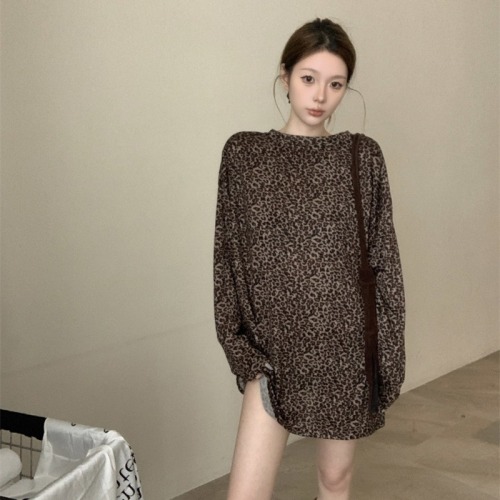 Real shot T-shirt for women in early autumn, loose long-sleeved, large version, leopard print slimming inner wear, mid-length top