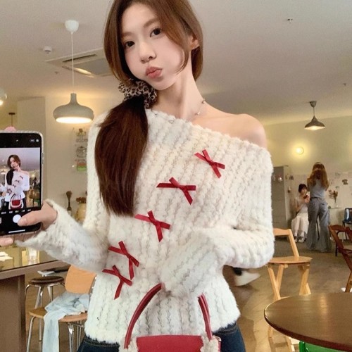 French sweet and spicy one-shoulder twist sweater for women early autumn slim-fitting showing bow chic white sweater top