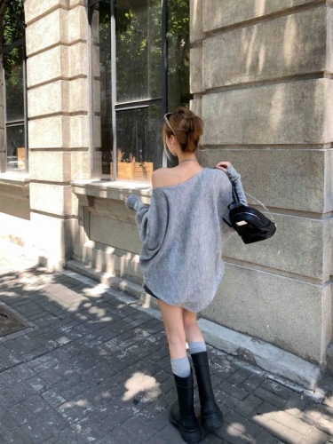 Gray bat sleeve off-shoulder top for women in autumn new style lazy relaxed loose design niche knitted sweater