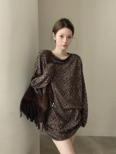 Real shot T-shirt for women in early autumn, loose long-sleeved, large version, leopard print slimming inner wear, mid-length top