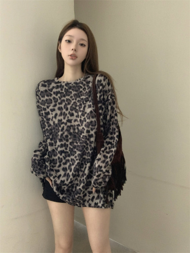 Real shot T-shirt for women in early autumn, loose long-sleeved, large version, leopard print slimming inner wear, mid-length top