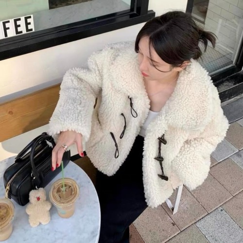 Korean version 2024 new autumn and winter new fashion versatile lapel horn button lamb wool short coat for women casual