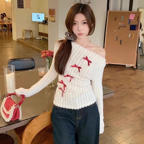 French sweet and spicy one-shoulder twist sweater for women early autumn slim-fitting showing bow chic white sweater top