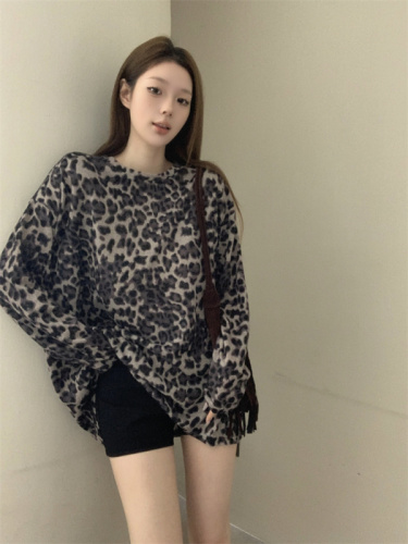 Real shot T-shirt for women in early autumn, loose long-sleeved, large version, leopard print slimming inner wear, mid-length top