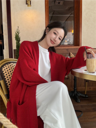 Actual shot of lazy sweater jacket for women, long coat, knitted cardigan, long-sleeved bottoming T-shirt, and trousers suit