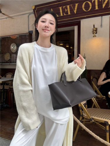 Actual shot of lazy sweater jacket for women, long coat, knitted cardigan, long-sleeved bottoming T-shirt, and trousers suit