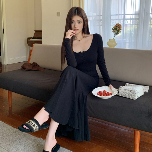 Actual shot of 2024 new autumn and winter black dress for women, slim and tall bottoming, hip-hugging fishtail skirt, long skirt
