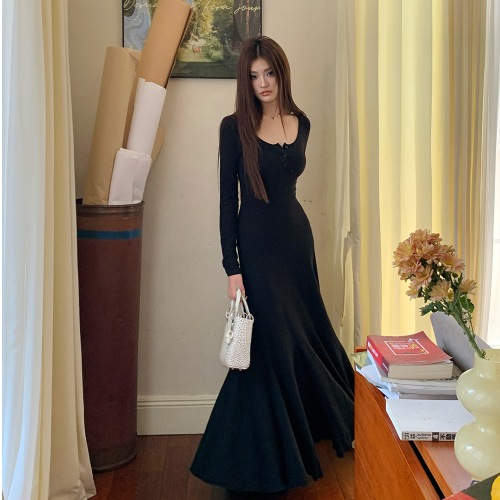 Actual shot of 2024 new autumn and winter black dress for women, slim and tall bottoming, hip-hugging fishtail skirt, long skirt