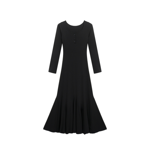Actual shot of 2024 new autumn and winter black dress for women, slim and tall bottoming, hip-hugging fishtail skirt, long skirt