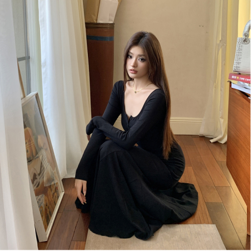 Actual shot of 2024 new autumn and winter black dress for women, slim and tall bottoming, hip-hugging fishtail skirt, long skirt