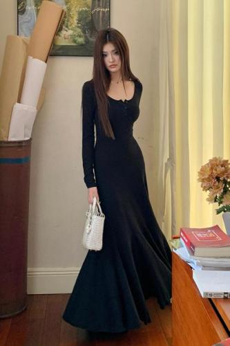 Actual shot of 2024 new autumn and winter black dress for women, slim and tall bottoming, hip-hugging fishtail skirt, long skirt