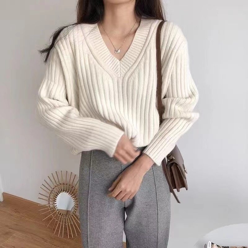 Korean retro black V-neck sweater for women 2024 autumn and winter new style lazy loose soft waxy slim knitted top