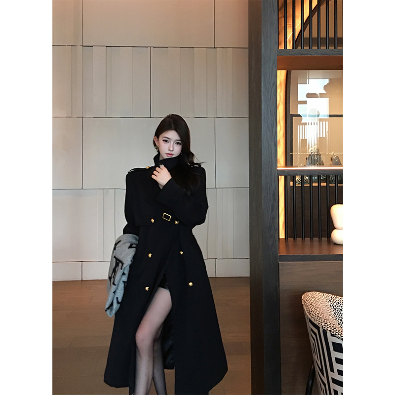 Real shot of early autumn new trendy windbreaker, fashionable and slim black long double-breasted coat