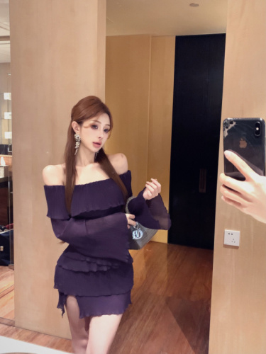 Actual shot of pure lust style bell-sleeved one-shoulder dress early autumn waist slimming A-line short skirt for women