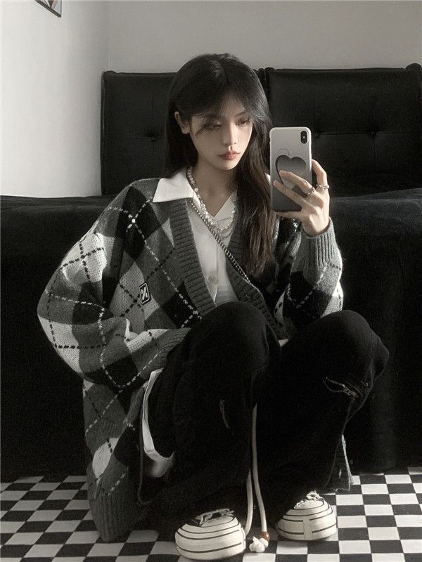Lazy style retro V-neck rhombus color-blocked soft waxy sweater cardigan for female students in autumn and winter Korean style sweater jacket trendy
